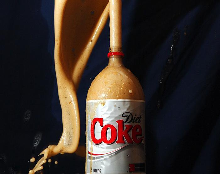 What Happens If You Drink Coke And Eat Mentos (1)